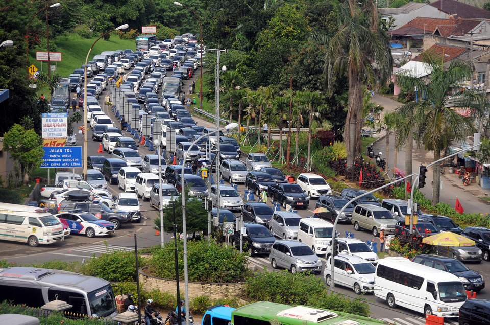 Traffic between Jakarta and Puncak, West Java, is heavy over holiday periods. (Antara Photo/Yulius Satria Wijaya)