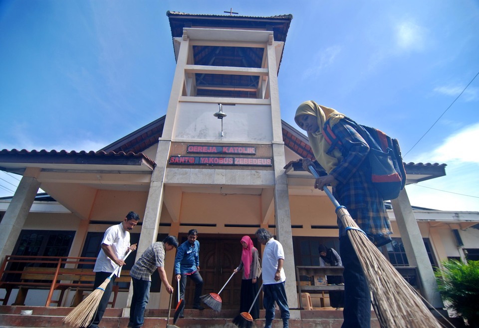 Members of the Youth Forum for Religious Harmony in Central Java help clean up a Catholic Church in Pudakpayung, Semarang, on Monday (19/12). The move, just ahead of Christmas, is meant to foster tolerance and peace among religious communities. (Antara Photo/Pradana Aditya Putra)

