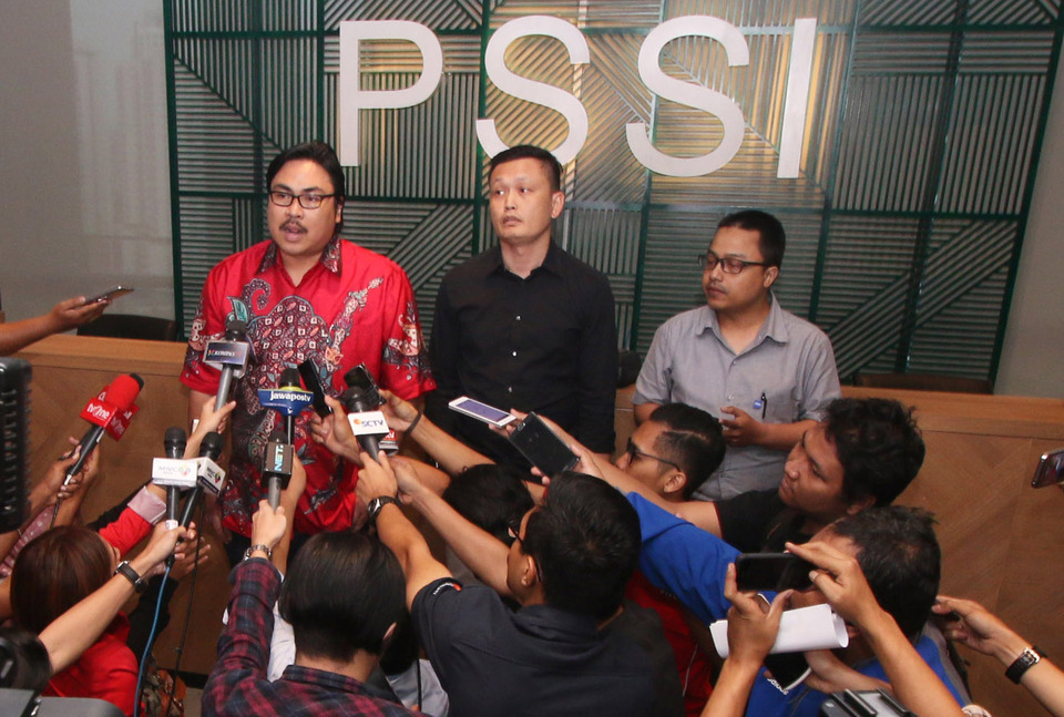 PSSI secretary general Ade Wellington, left, talks to reporters. (Antara Photo/Rivan Awal Lingga)