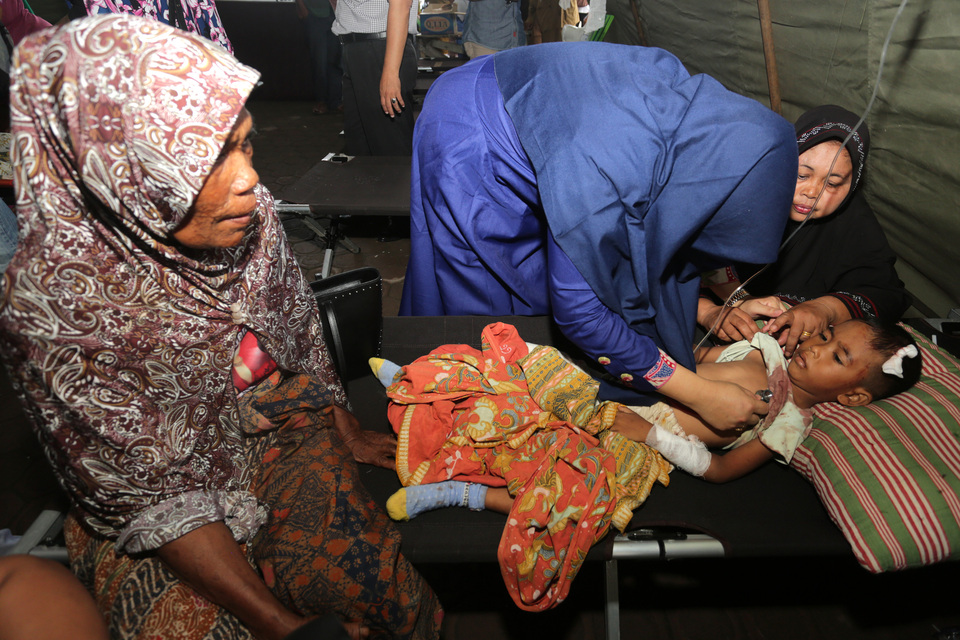 Medical officer checks a victim in Chik Ditiro Sigli General Hospital in Pidie, Aceh. (Antara/Irwansyah Putra)
