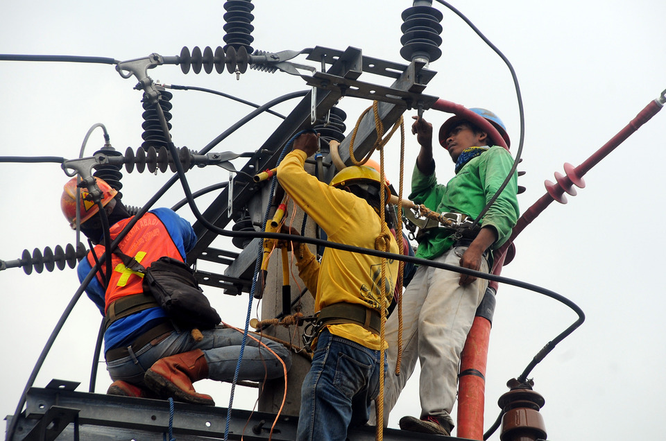 The Ministry of Energy and Mineral Resources and state utility company Perusahaan Listrik Negara are mulling a simplification of customer categories by merging some of the lower-voltage subscriptions, as part of efforts to boost electricity sales. (Antara Photo/Julius Satria Wijaya)