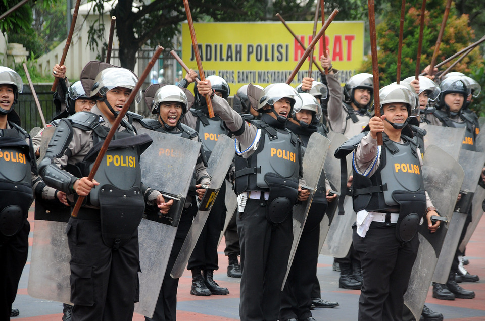Police officers train ahead of the Dec. 2 anti-Ahok rally. (Antara Photo/Yulius Satria Wijaya)