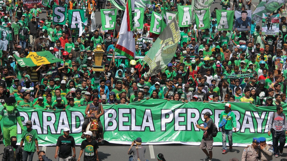 Thousands of Persebaya football club supporters participate in a parade in Surabaya, East Java, on Monday (26/12), to put pressure on Indonesia's national football governing body to fight for the club to be recognized again and allowed into competitions after a FIFA ban. (Antara Photo/Didik Suhartono)
