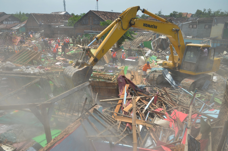 Local authorities dismantle an illegal settlement along a train line in Purwodadi, Grobogan, Central Java, on Thursday (22/12). The buildings have become a favorite haunt for partygoers. (Antara Photo/Yusuf Nugroho)

