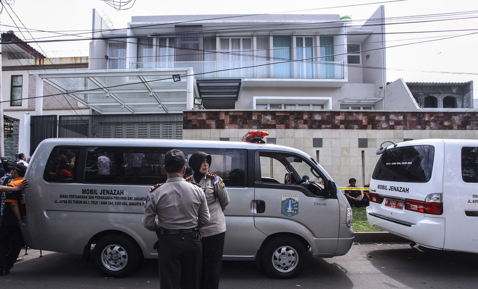 Police and ambulance officers gather outside a luxury house in Pulomas, East Jakarta, on Tuesday (27/12) where six bodies were found in a tiny toilet in a murder case that has perplexed the police. (Antara Photo/Muhammad Adimaja)