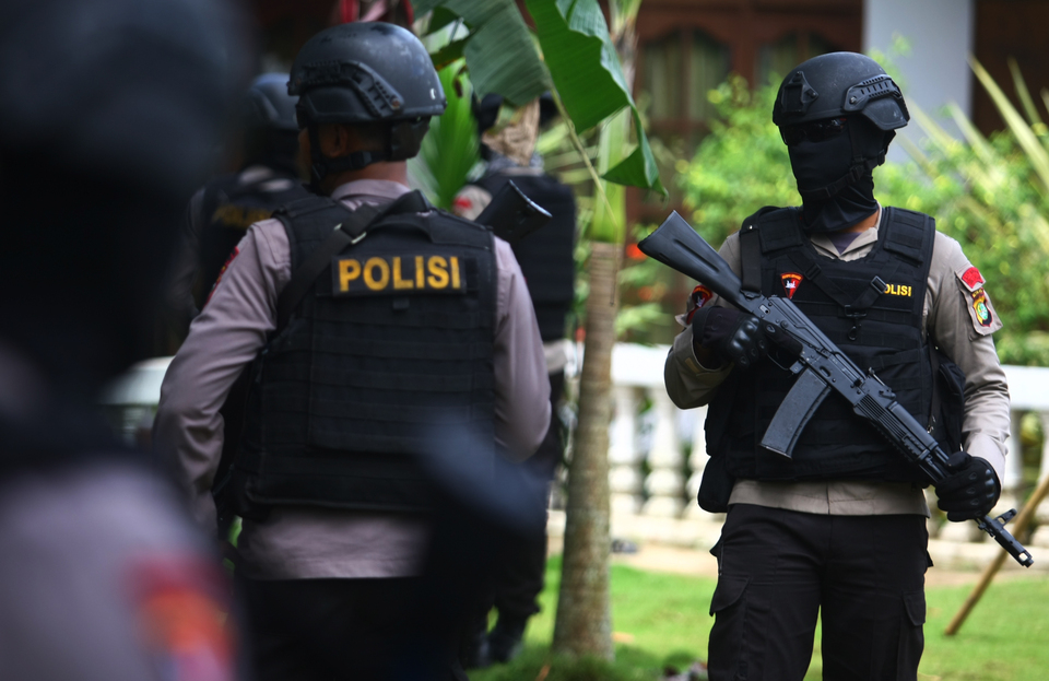 Nine suspected terrorists were captured in a series of raids in South Sulawesi, Central Java, East Java and Riau on Tuesday (24/10), a police official said. (Antara Photo/Muhammad iqbal)