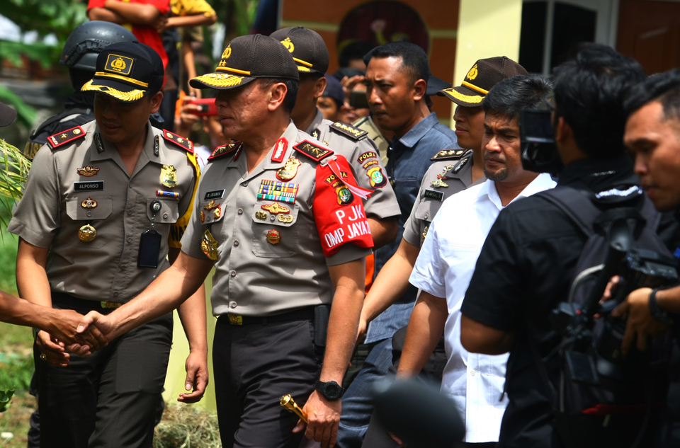 Jakarta Police Chief Insp. Gen. Mohammad Iriawan, center, inspected a house in Setu Babakan, South Tangerang, where three suspected terrorists were shot dead by Densus 88 on Wednesday (21/12). (Antara Photo/Muhammad Iqbal)