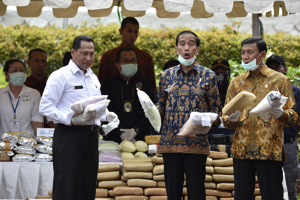 President Joko Widodo, center, accompanied by Chief Security Minister Wiranto, right, and BNN chief Comr. Gen. Budi Waseso at at the National Monument in Central Jakarta on Tuesday (06/12), when 900 kilograms of drugs seized from raids were destroyed by officials. (Antara Photo/Puspa Perwitasari)