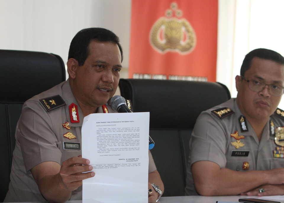 National Police spokesman Brig. Gen. Rikwanto, left, said the The National Police are ready to comply with a Constitutional Court ruling related to the submission of reports to the Attorney General's Office on what cases they are investigating. (Antara Photo/Reno Esnir)