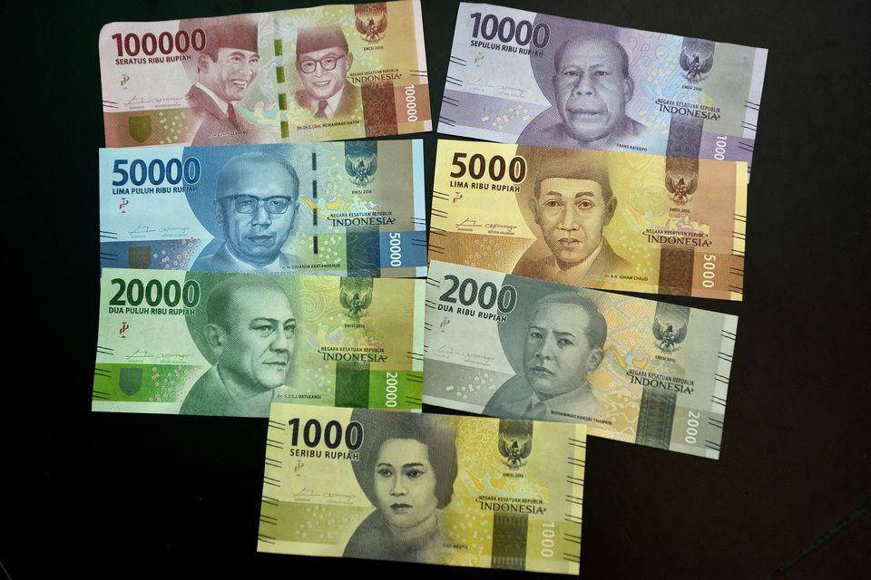 Bank Indonesia officially started on Monday (19/12) to circulate banknotes and coins with improved security features and fresh new designs that feature national heroes, sceneries and traditional arts as part of efforts to prevent counterfeiting. (Antara Photo/Adwit B Pramono)