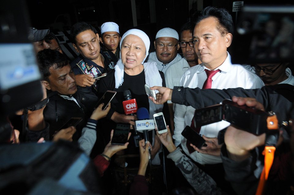 Ratna Sarumpaet, center, accompanied by her legal counsel Yusril Ihza Mahendra, right, speaking to reporters after questioning by police in Depok, West Java, on Wednesday (03/10). (Antara Photo/Indrianto Eko Suwarso)