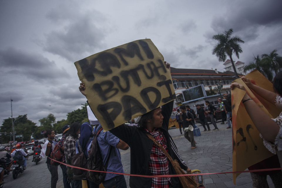 Students in Yogyakarta rallied on the streets on Friday, Dec. 9, to show their solidarity for Rembang farmers protesting the construction of a cement plant that will destroy their villages. (Antara Photo/Hendra Nurdiyansyah)
