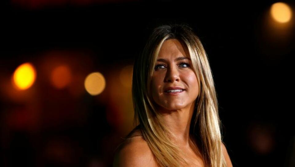 Cast member Jennifer Aniston poses at the premiere of "Office Christmas Party" in Los Angeles, California, US December 7, 2016. (Reuters Photo/Mario Anzuoni)