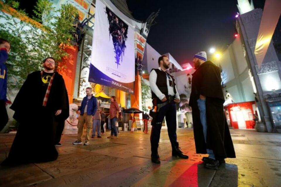 People wearing costumes wait for the first showing of "Rogue One: A Star Wars Story" in the forecourt of the TCL Chinese theatre in Hollywood, California US, December 13, 2016.  (Reuters Photo/Mario Anzuoni)