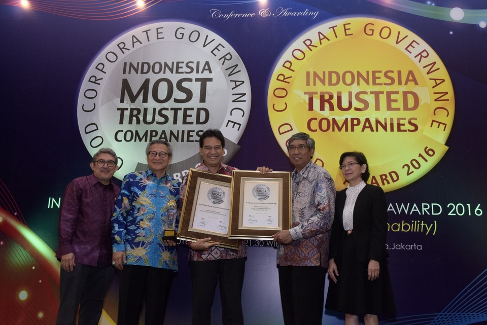 Telkom Finance Director, Harry M. Zen (third from left) pictured with Deputy Finance Minister Mardiasmo (second from right), Chairman IICG G. Suprayitno (second from left) and General Chief of SWA Group Kemal E. Gani (leftmost ) after receiving the award of Indonesia Most Trusted Companies in Jakarta, Monday (19/12).