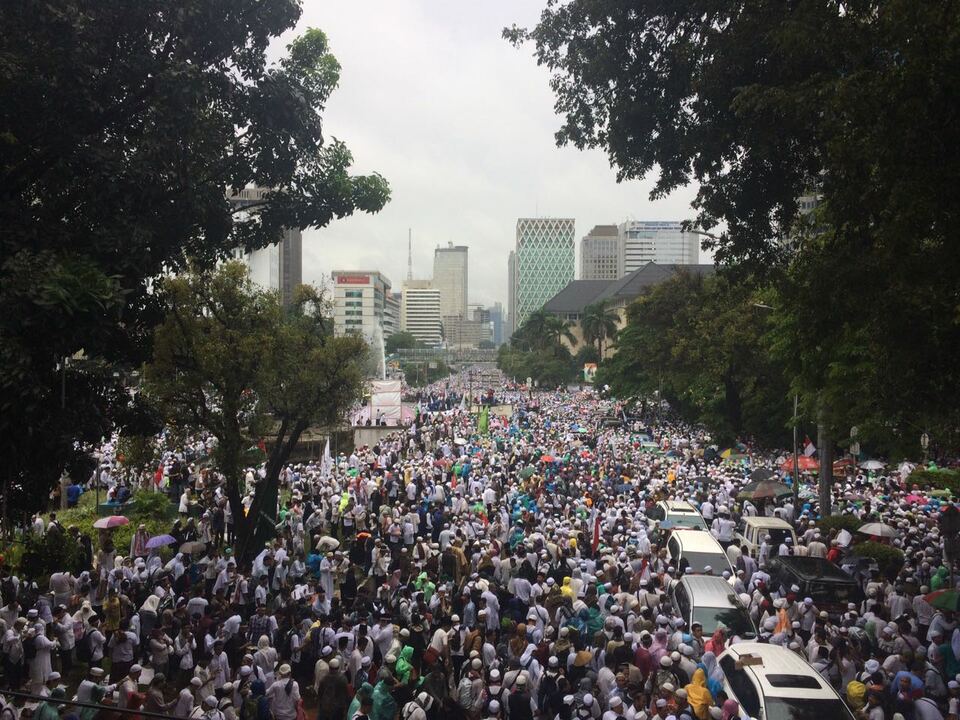 Thousands of people preparing to disband after a mass Friday prayer at the National Monument complex, or Monas, in Central Jakarta on Friday (02/12), which was attended by President Joko Widodo and Vice President Jusuf Kalla. (JG Photo/Ratri M. Siniwi)