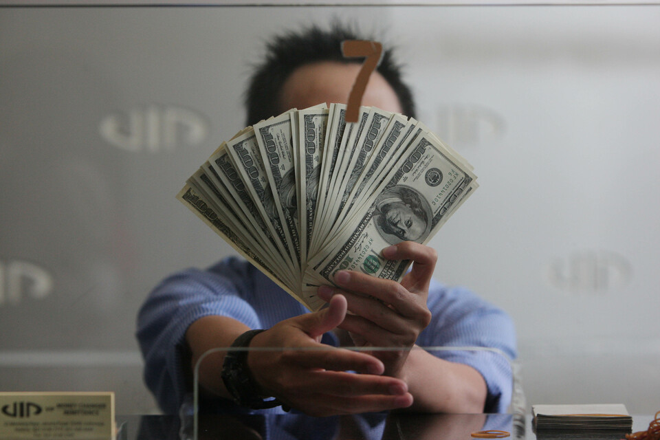The rupiah weakened to 13,473 against the US dollar on Wednesday (21/12) from 13,393 on Tuesday, according to data from Bank Indonesia. (JG Photo/Safir Makki)