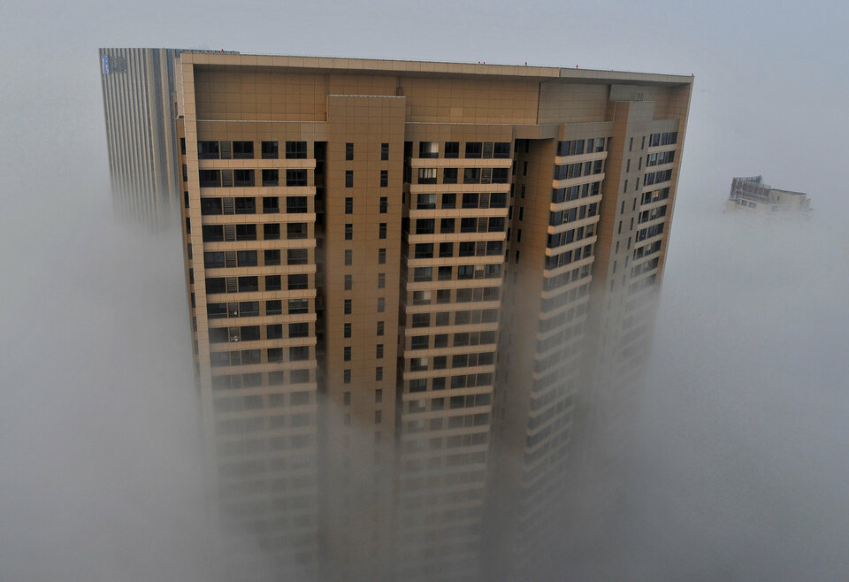 An apartment building is seen on a hazy day in Hefei, Anhui province, March 26, 2014.  (Reuters Photo/Stringer)