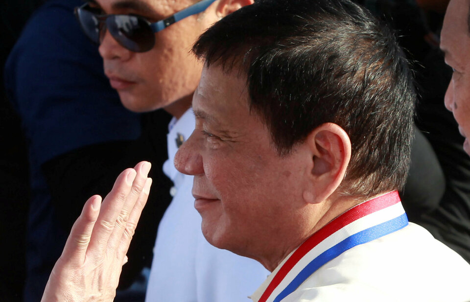 Philippine President Rodrigo Duterte has approved the government's plan to raise up to $2 billion from the overseas debt market to fund this year's record budget and pay off liabilities, a senior official said on Tuesday (10/01).  (Reuters Photo/Czar Dancel)