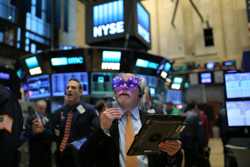 A trader wears glasses that say "2017" ahead of the new year on the floor of the New York Stock Exchange (NYSE) in Manhattan, New York City, U.S., December 30, 2016. Reuters  Photo/Stephen Yang