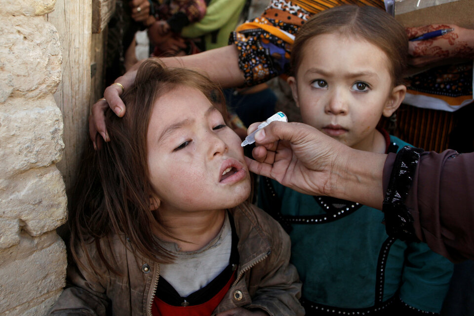 A girl receives polio vaccine drops from an anti-polio vaccination worker outside her family home in Quetta, Pakistan on Jan. 2, 2017. (Reuters Photo/ Naseer Ahmed)