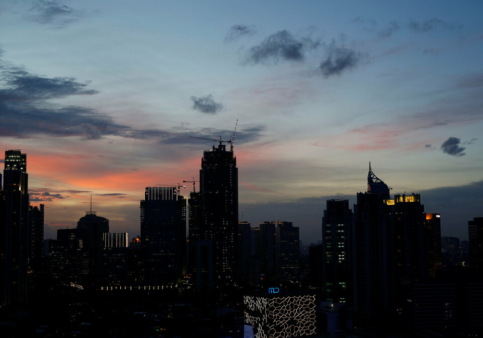 Emerging market portfolios recorded their lowest total inflows since 2008 as investors responded to global shocks last year by buying fewer developing country assets, a report showed on Tuesday (03/01). (Reuters Photo/Darren Whiteside)