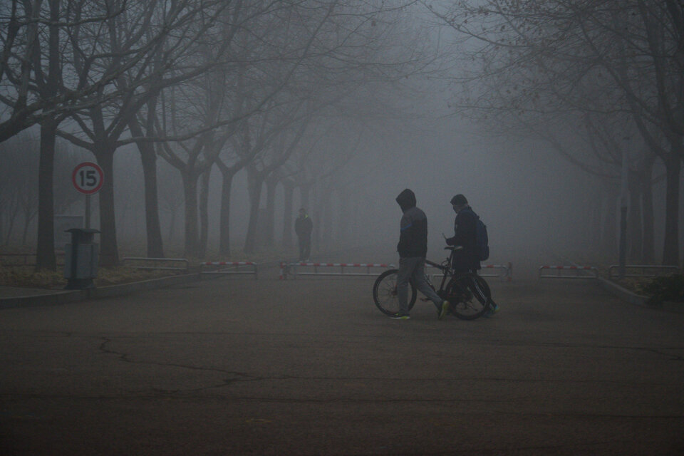 People walk across a street in heavy smog in Qingdao, Shandong province, China January 4, 2017. (Reuters Photo/Stringer)
