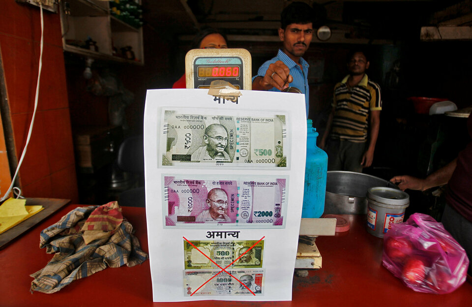 A notice pasted at a shop stating its refusal to accept the old 500 and 1,000 rupee banknotes and acceptance of the new 500 and 2,000 rupee banknotes, in Allahabad, India, on Nov. 10, 2016. (Reuters Photo/Jitendra Prakash)