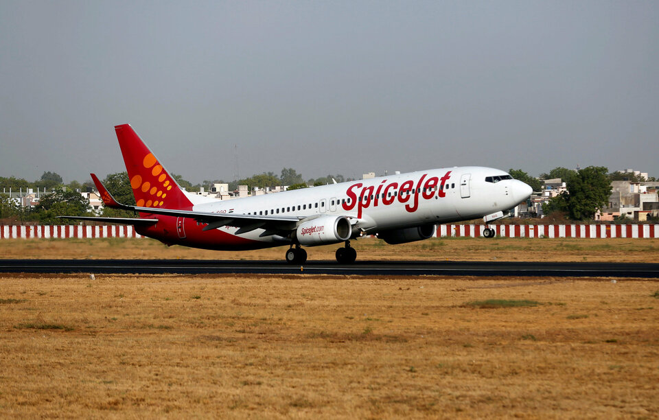 A SpiceJet passenger aircraft takes off from Sardar Vallabhbhai Patel international airport in Ahmedabad, India May 19, 2016. (Reuters Photo/Amit Dave)