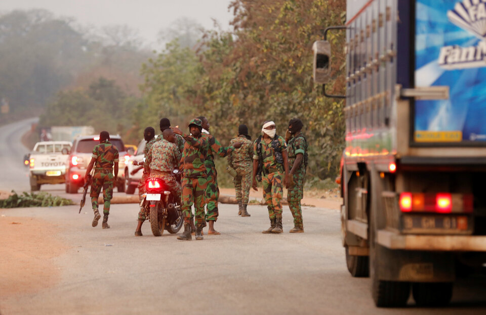 Mutinous soldiers who have taken control of Bouake are seen at a checkpoint in Bouake, Ivory Coast January 6, 2017.  (Reuters Photo/ Thierry Gouegnon)