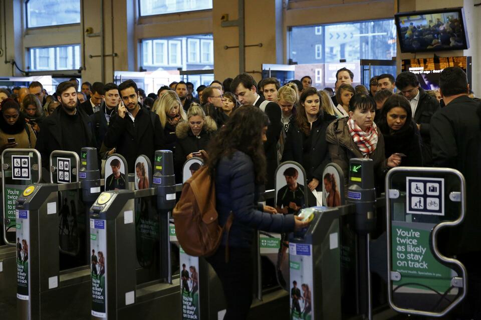 Millions of Londoners struggled to work on Monday (09/01) at the start of a week of travel chaos which sees rail networks brought to a standstill by a series of strikes. (Reuters Photo/Stefan Wermuth)