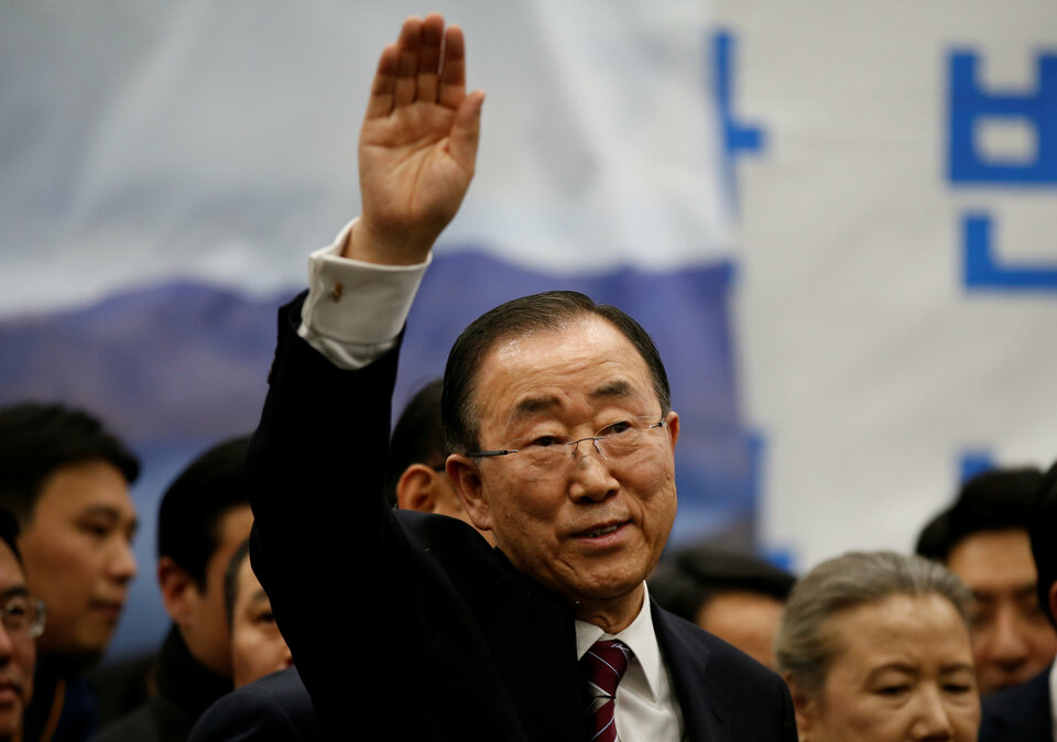 Former UN chief Ban Ki-moon arrived home in South Korea on Thursday (12/01) and said he will make a decision soon on his political career, amid expectations he will run in an election that may come early if President Park Geun-hye is forced from office.  (Reuters Photo/Kim Hong-Ji)