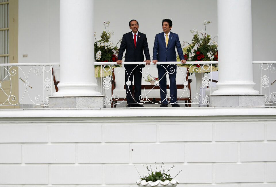 Japanese Prime Minister Shinzo Abe meeting with President Joko 'Jokowi' Widodo at the Bogor Palace in West Java on Sunday (15/01). (Reuters Photo/Beawiharta)
