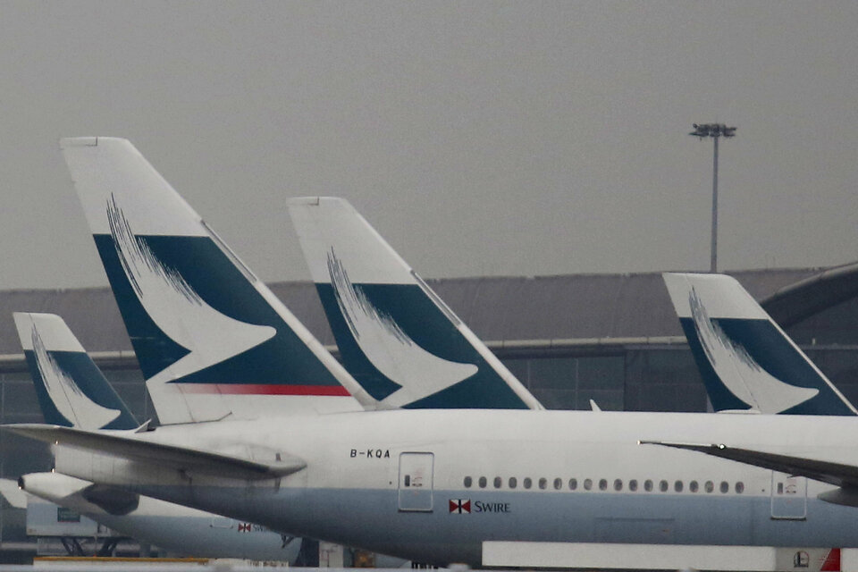 Hong Kong's flagship carrier Cathay Pacific Airways said on Monday (22/05) it would sack nearly 600 staff as the first step in a reorganization plan as the airline looks to return to profitability. (Reuters Photo/Bobby Yip)