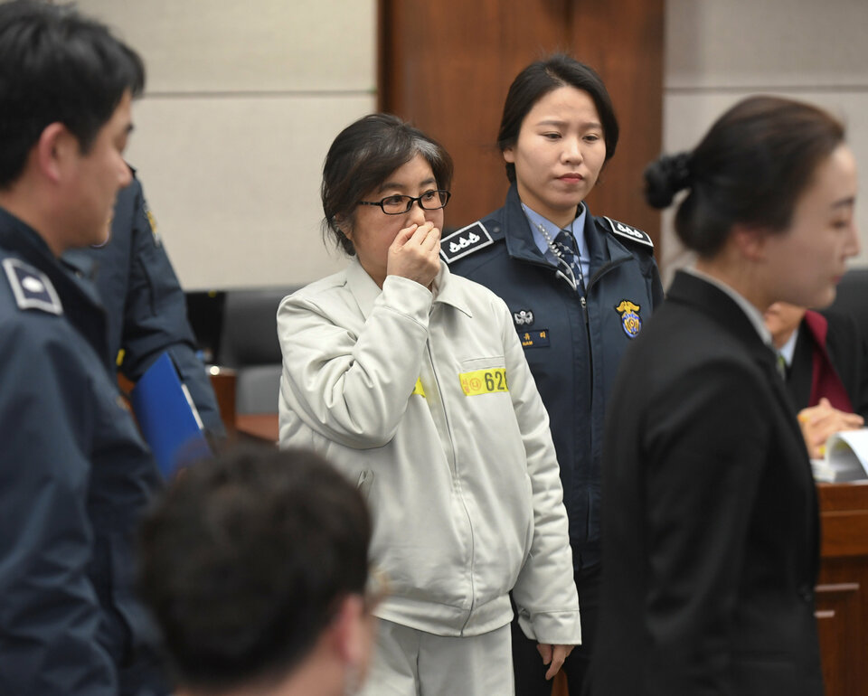 The woman at the center of a corruption scandal gripping South Korea angrily protested her innocence on Wednesday (25/01), shouting that she had been made to confess as she was forcibly summoned for questioning. (Reuters Photo/Kim Min-Hee)