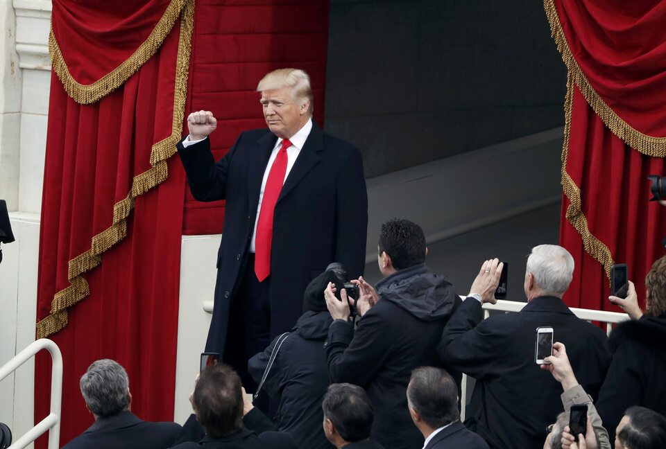Donald Trump was sworn in as the 45th president of the United States on Friday (20/01), succeeding Barack Obama and taking control of a divided country in a transition of power that he has declared will lead to "America First" policies at home and abroad.  (Reuters Photo/Lucy Nicholson)
