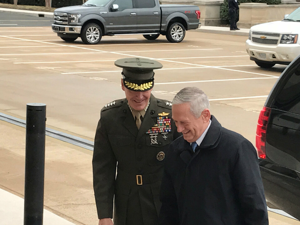 New US Defense Secretary James Mattis (R) is greeted by Marine General Joseph Dunford, chairman of the Joint Chiefs of Staff, as he arrives for his first day of work at the Pentagon outside Washington, US,  January 21, 2017.  (Reuters Photo/Phil Stewart)