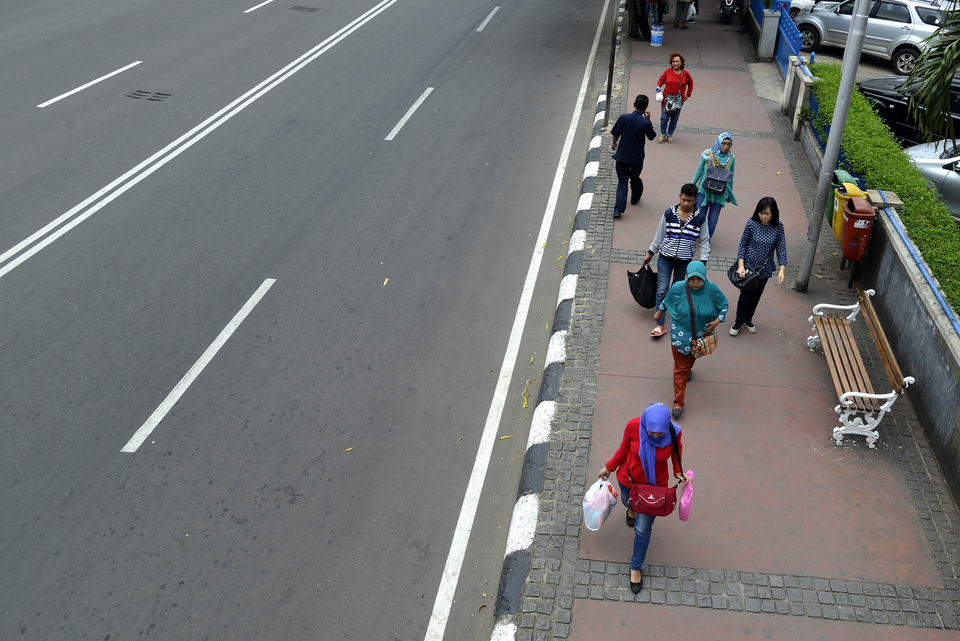 Acting Jakarta Governor Sumarsono requested street vendors not to occupy the newly renovated sidewalks in various parts of the city, as they are intended to provide a safe path for pedestrians. (Antara Photo/Rosa Panggabean)