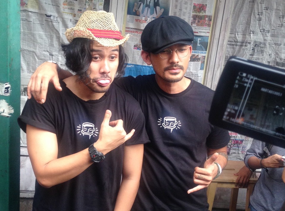 Chicco Jerikho, left, and Rio Dewanto during the filming of 'Filosofi Kopi Ben & Jody' in South Jakarta on Thursday (05/01). (JG Photo/Lisa Siregar)