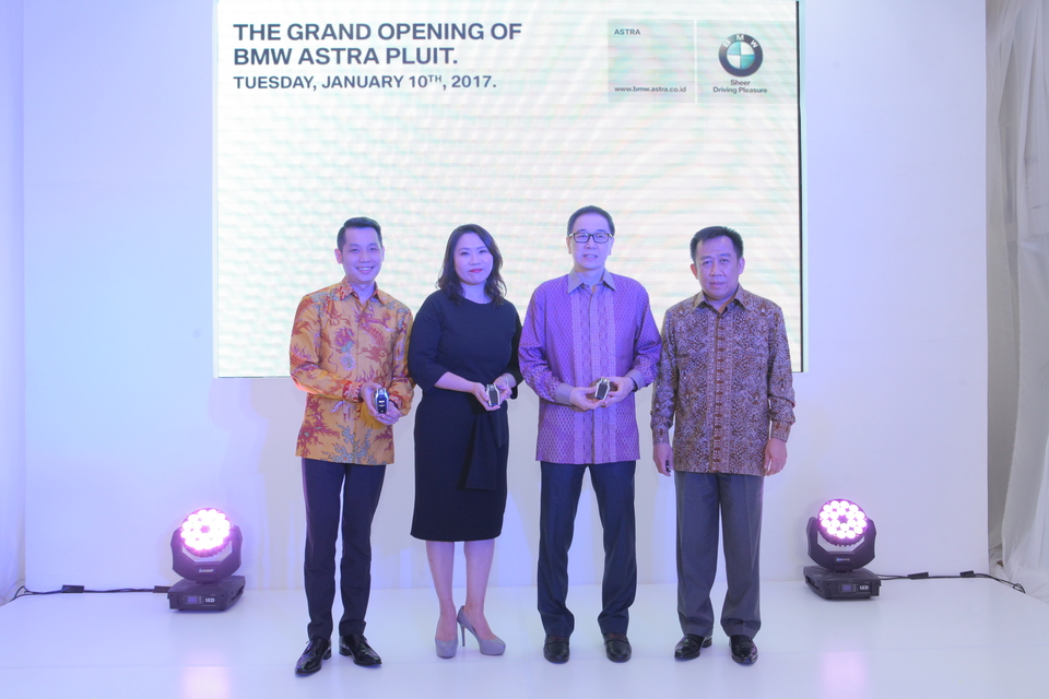 Left to right, Astra International-BMW Sales Operation chief executive Fredy Handjaja, BMW Group Indonesia president director Karen Lim, Astra International president director Prijono Sugiarto and Astra International director Djony Bunarto Tjondro attend the opening ceremony of BMW Pluit showroom in North Jakarta on Tuesday (10/01). (Photo courtesy of BMW Group Indonesia)