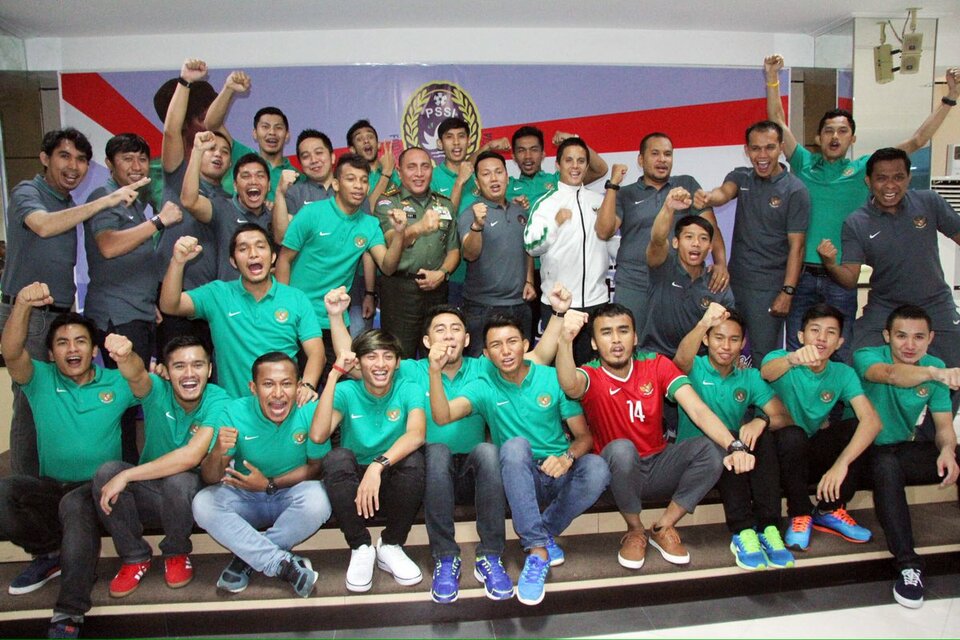Indonesia's futsal national team poses with PSSI chairman Edy Rahmayadi in Jakarta on Tuesday (17/01). (Photo courtesy of the PSSI)