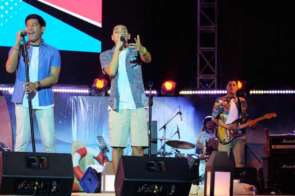 Pop and R&B group RAN entertained the crowd at the Kemang Beach Party on New Year's Eve, held at Lippo Mall Kemang in South Jakarta. (Photo courtesy of Lippo Malls)