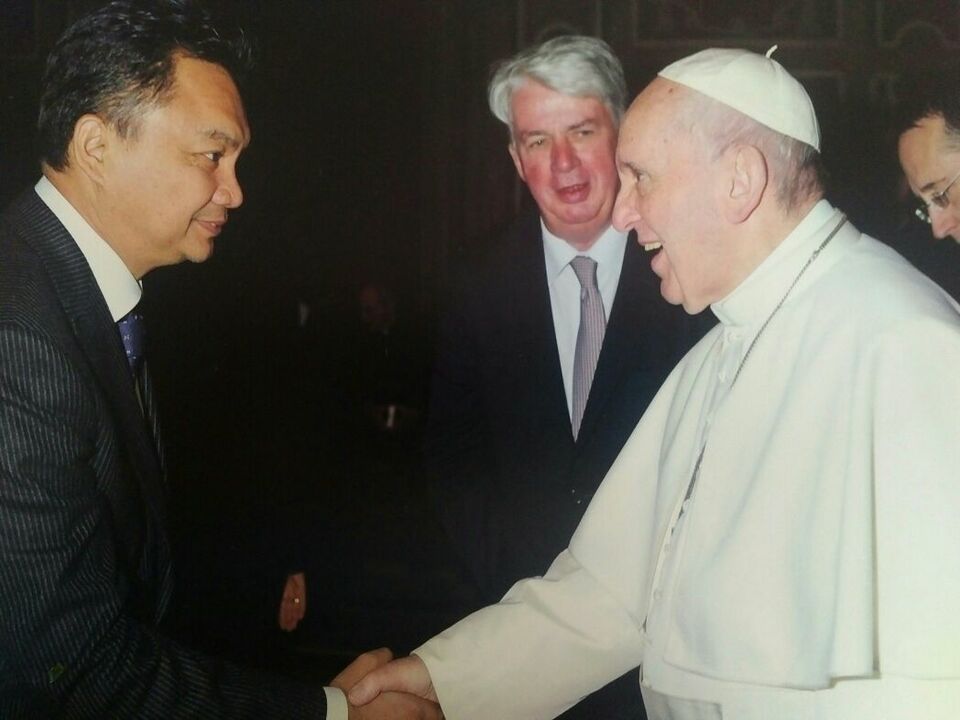 Dino Patti Jalal meets Pope Francis in Vatican City. (Photo courtesy of Foreign Policy Community of Indonesia)