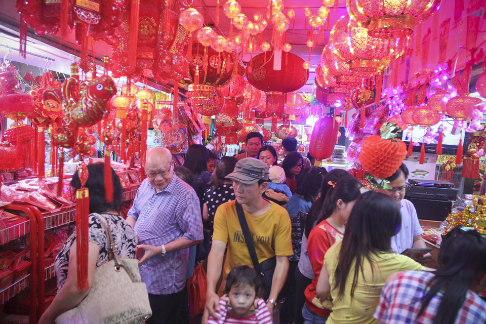 Merchants in Glodok, West Jakarta, on Wednesday (11/01) sell decorations and accessories for the upcoming Chinese New Year known as Imlek. (JG Photo/Yudha) 