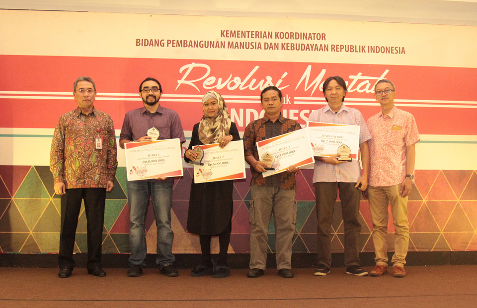 The winners of a so-called Mental Revolution multimedia contest, organized by  the Coordinating Ministry for Human Development and Cultural Affairs, receiving their prizes during an award ceremony in December. (Photo courtesy of the Coordinating Ministry for Human Development and Cultural Affairs)