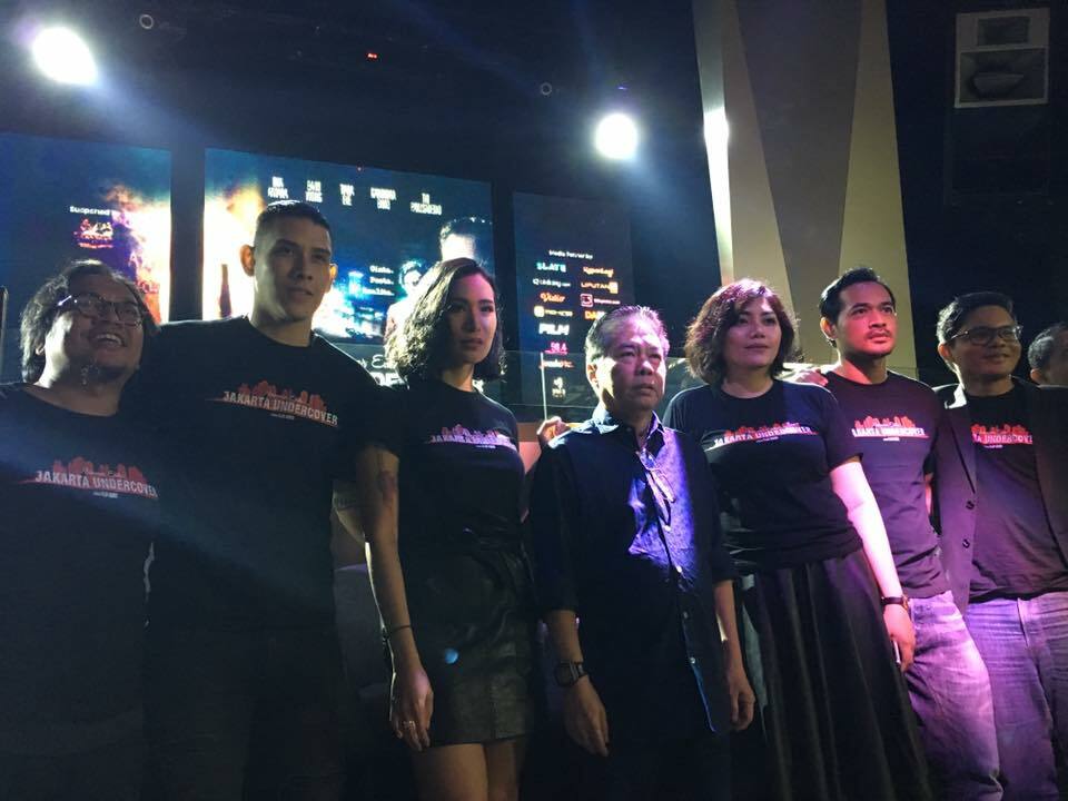 The cast and crew of 'Jakarta Undercover' during a press conference at Jenja Café in Cilandak, South Jakarta, on Wednesday (18/01). (JG Photo/Diella Yasmine)