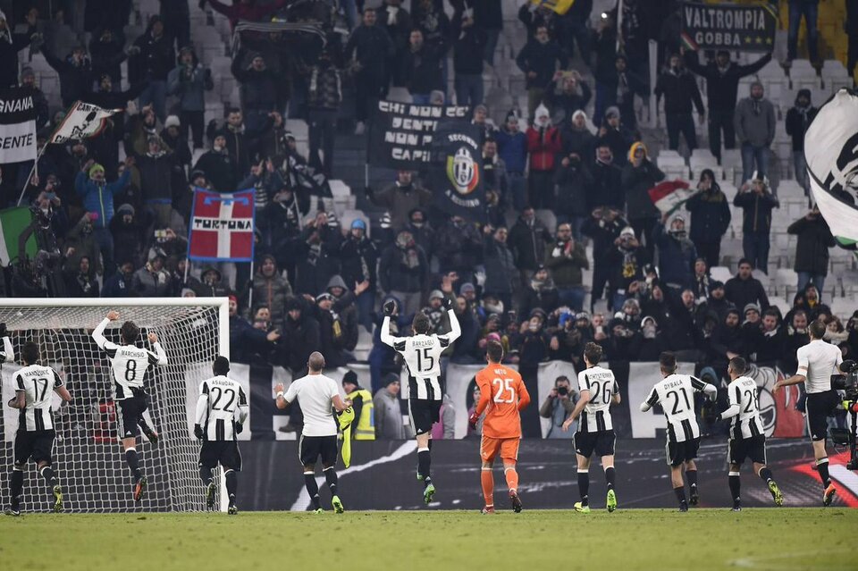 Juventus players celebrate with fans after the win against Bologna on Sunday (08/01). (Photo courtesy of Twitter/juventusfcen)