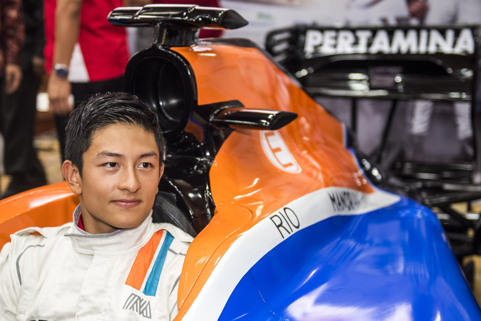  Indonesian driver Rio Haryanto has suffered a major setback in his bid to return to Formula One this season after state-owned energy company Pertamina announced it was ending its sponsorship. (Antara photo/M Agung Rajasa)
