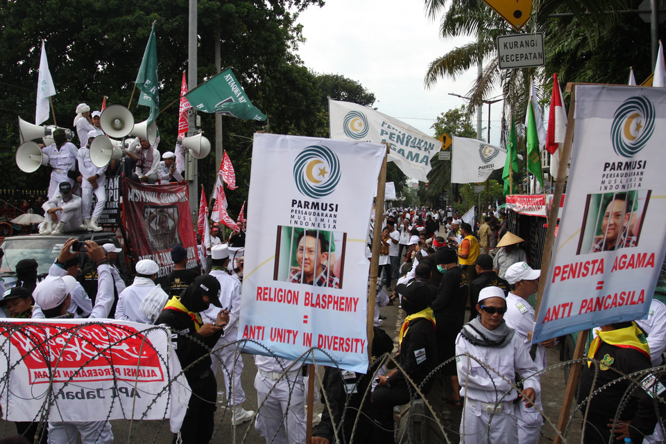 The crowd outside Ahok's blasphemy trial in South Jakarta on Tuesday (10/01). (Antara Photo/Reno Esnir)