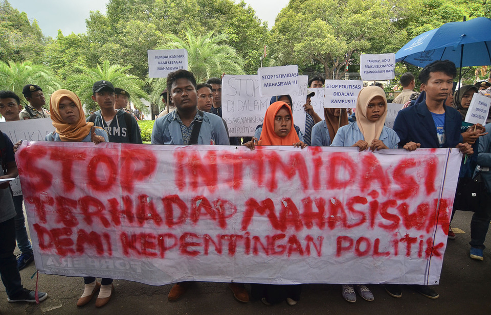 Students protest at the General Elections Commission headquarters in Menteng, Jakarta, on Monday (16/01) to demand that political parties should not be allowed to use the campuses for their campaigning. (Antara Photo/Fakhri Hermansyah) 

